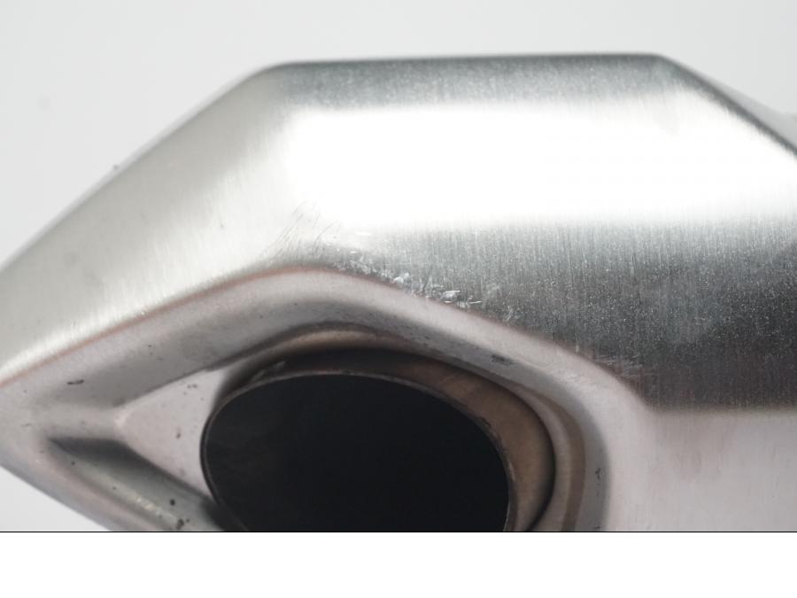 Snett uppifrån på Avgassystem från en Kawasaki ER-6N ABS -2015 motorcykel.