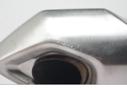 Snett uppifrån på Avgassystem från en Kawasaki ER-6N ABS -2015 motorcykel.