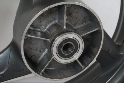 Baksidan på Fälg från en Honda VTR 1000 F -1997 motorcykel.