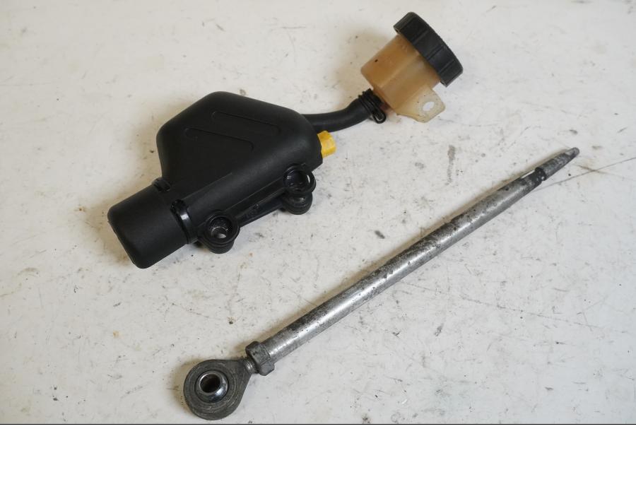 Framsidan på Bromshuvudcylinder från en KTM 625 Duke II -2002 motorcykel.