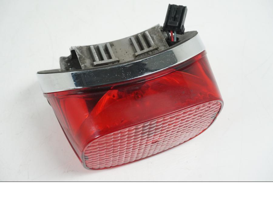 Extrabild2 på <p>Baklampa från HD Sportster XL 1200 Custom 1999. </p>

<p>Med fästplatta 68066-99. OBS skruvar som håller glaset saknas. Förövrigt bra skick.</p> motorcykel.