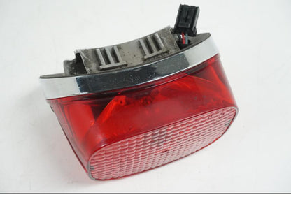 Extrabild2 på <p>Baklampa från HD Sportster XL 1200 Custom 1999. </p>

<p>Med fästplatta 68066-99. OBS skruvar som håller glaset saknas. Förövrigt bra skick.</p> motorcykel.