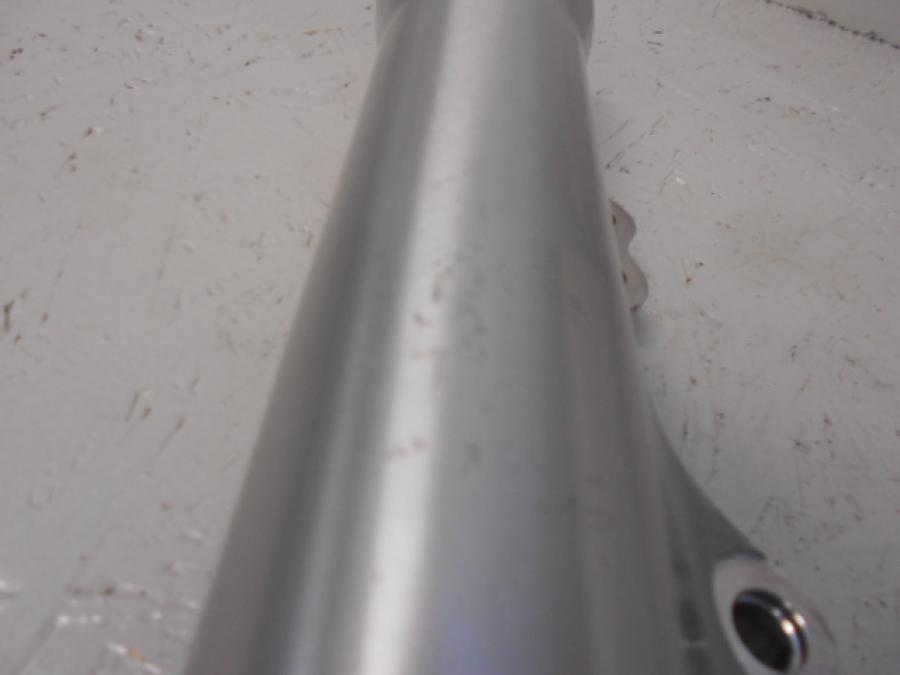 Vänster sida på Gaffelben från en H-D Dyna Wide Glide FXDWG -2016 motorcykel.