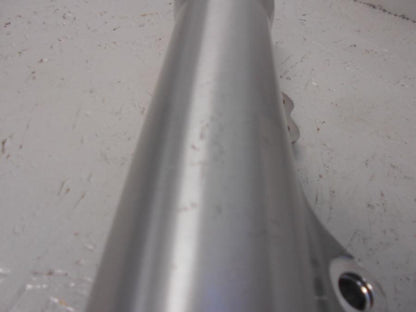 Vänster sida på Gaffelben från en H-D Dyna Wide Glide FXDWG -2016 motorcykel.