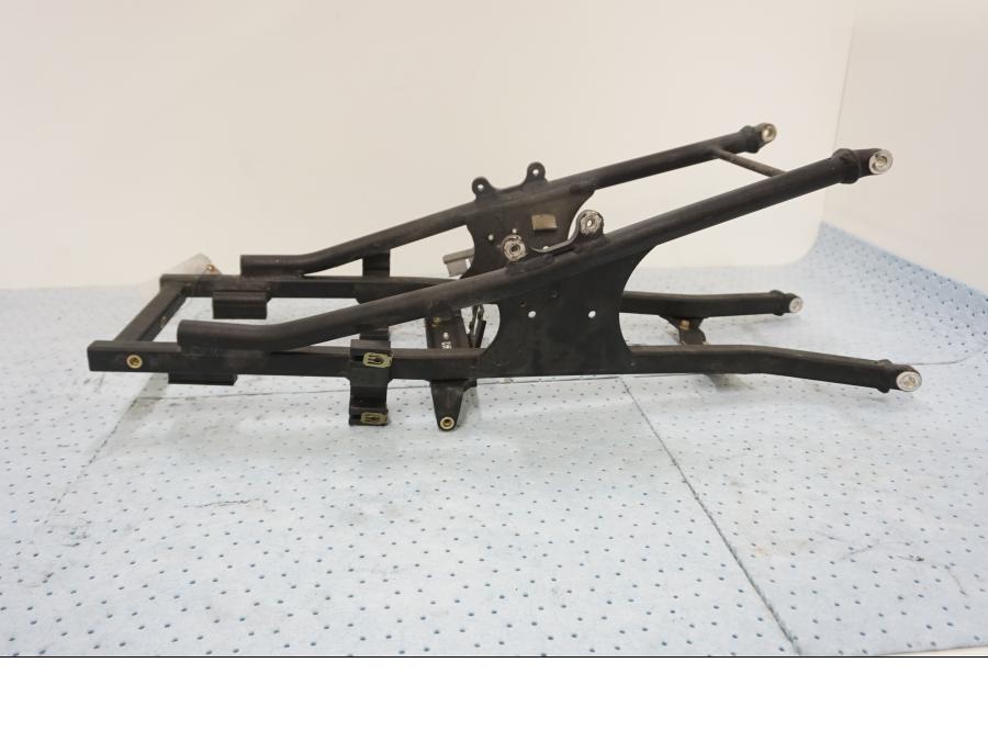 Höger sida på Bakram från en Triumph Speed Triple -2005 motorcykel.