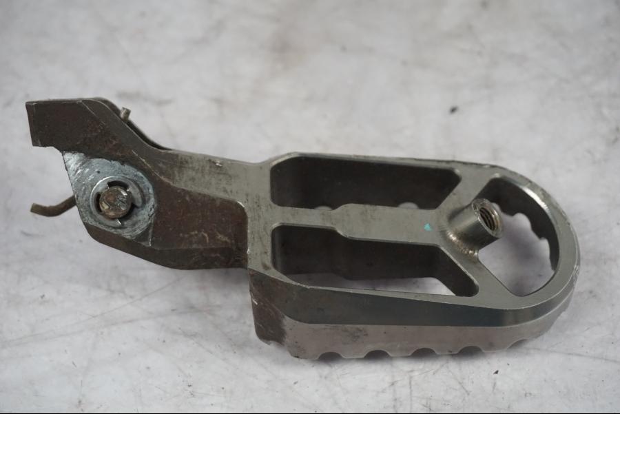 Vänster sida på Fotpinne från en Triumph Tiger Explorer -2016 motorcykel.