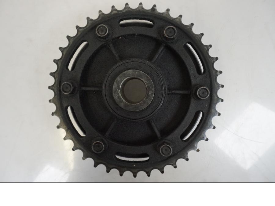 Framsidan på Drevfäste från en Yamaha XJR 1300 -2002 motorcykel.