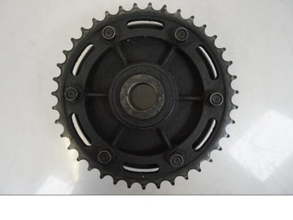 Framsidan på Drevfäste från en Yamaha XJR 1300 -2002 motorcykel.