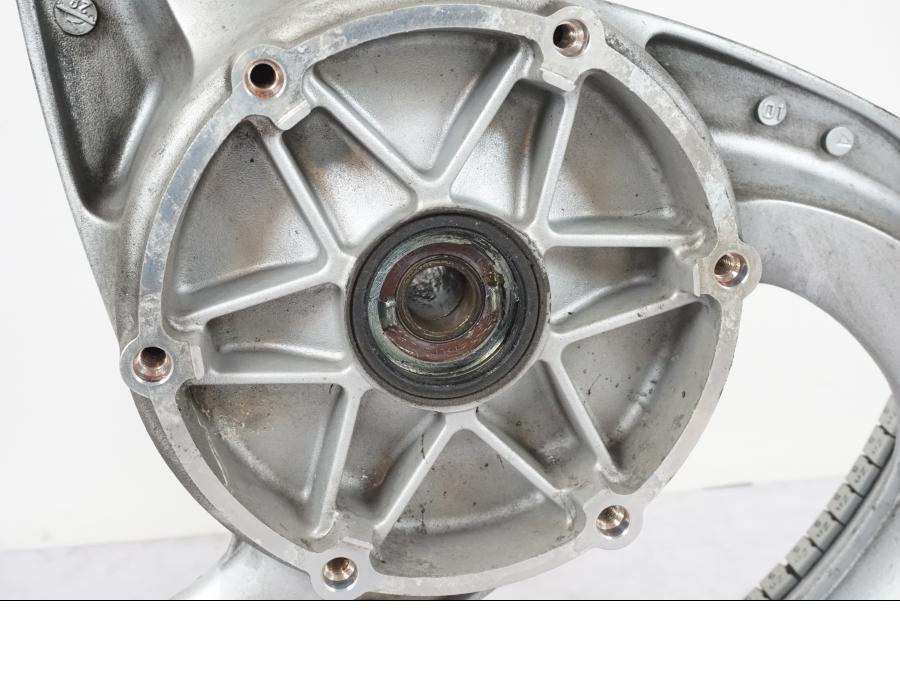 Extrabild1 på Fälg från en Honda NT 650 V -2002 motorcykel.