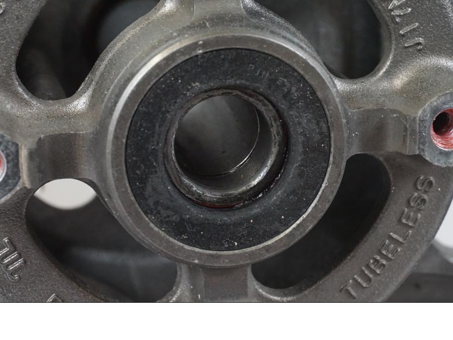 Vänster sida på Fälg från en Kawasaki ZX-6R -2006 motorcykel.