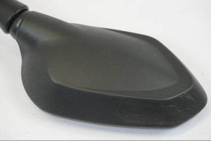 Snett nerifrån på Backspegel från en Triumph Trident -2021 motorcykel.