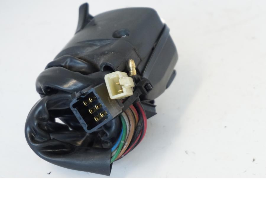 Snett nerifrån på Styrelreglage från en Kawasaki ZR-7 -2001 motorcykel.