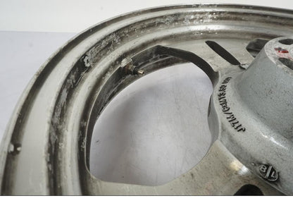 Snett nerifrån på Fälg från en Kawasaki VN 1500 -2003 motorcykel.