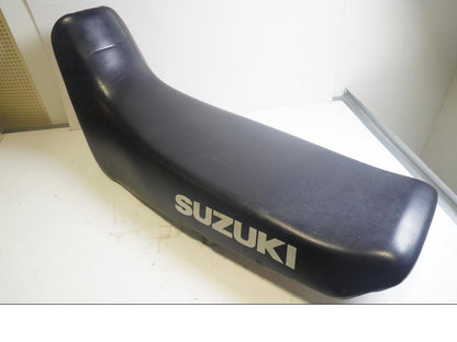 Snett uppifrån på Sadel från en Suzuki DR 750 S -1989 motorcykel.