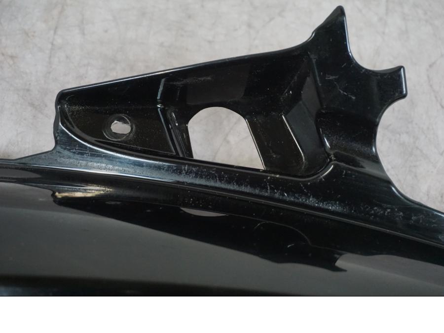 Snett nerifrån på Sidkåpa från en Triumph Tiger -2009 motorcykel.