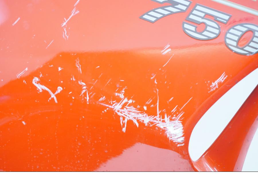 Vänster sida på Sidkåpa från en Ducati 750 SS -1995 motorcykel.