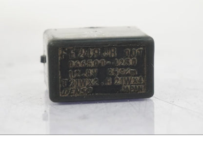 Höger sida på Blinkersrelä från en Suzuki VZ 800 -2000 motorcykel.