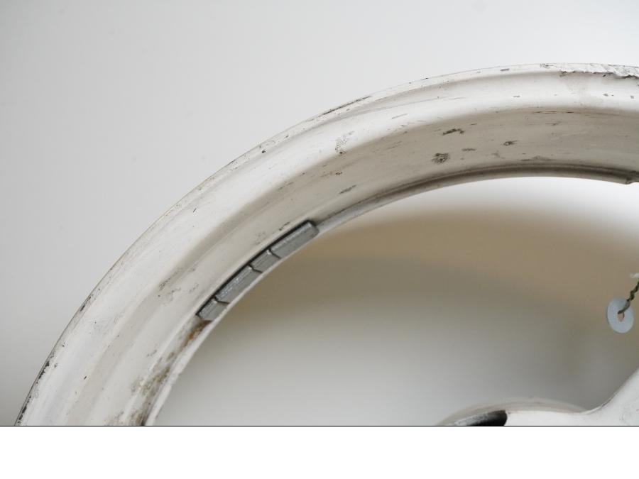 Extrabild5 på Fälg från en Yamaha YZF R6 -2000 motorcykel.