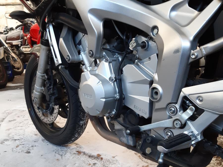 Snett nerifrån på Motorpaket från en Yamaha FZ-6 -2007 motorcykel.
