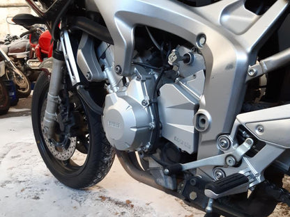 Snett nerifrån på Motorpaket från en Yamaha FZ-6 -2007 motorcykel.