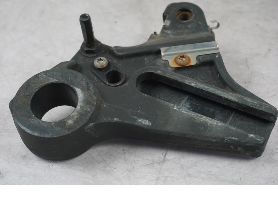 Snett uppifrån på Bromsoksfäste från en BMW S 1000 RR -2010 motorcykel.