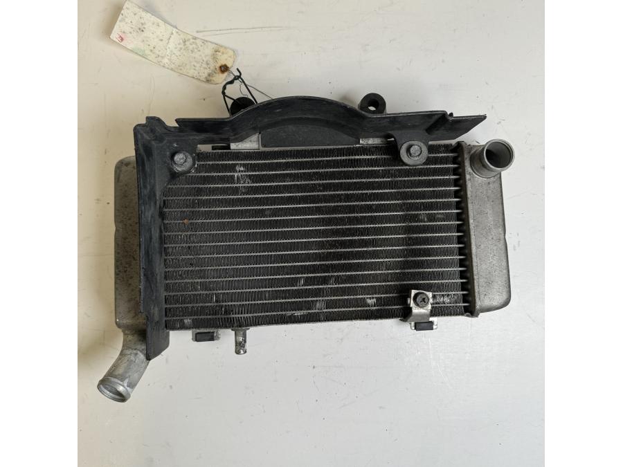 Baksidan på Vattenkyl från en Honda VFR 800 -1999 motorcykel.