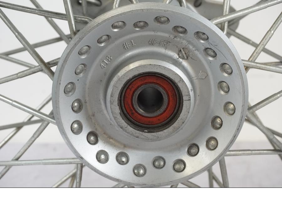 Snett nerifrån på Fälg från en Suzuki VL 800 -2002 motorcykel.