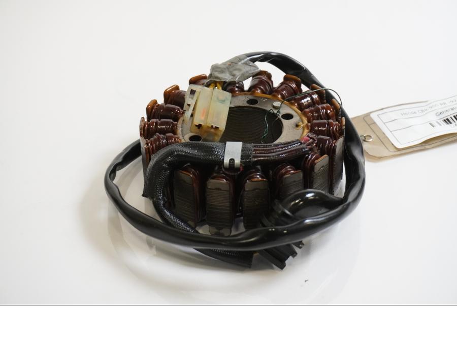 Framsidan på Generator från en Honda CBR 900 RR -1992 motorcykel.