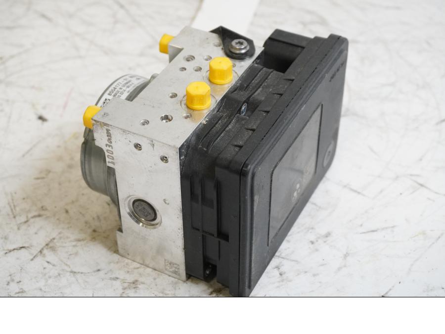 Baksidan på ABS Modulator från en BMW S 1000 RR -2015 motorcykel.