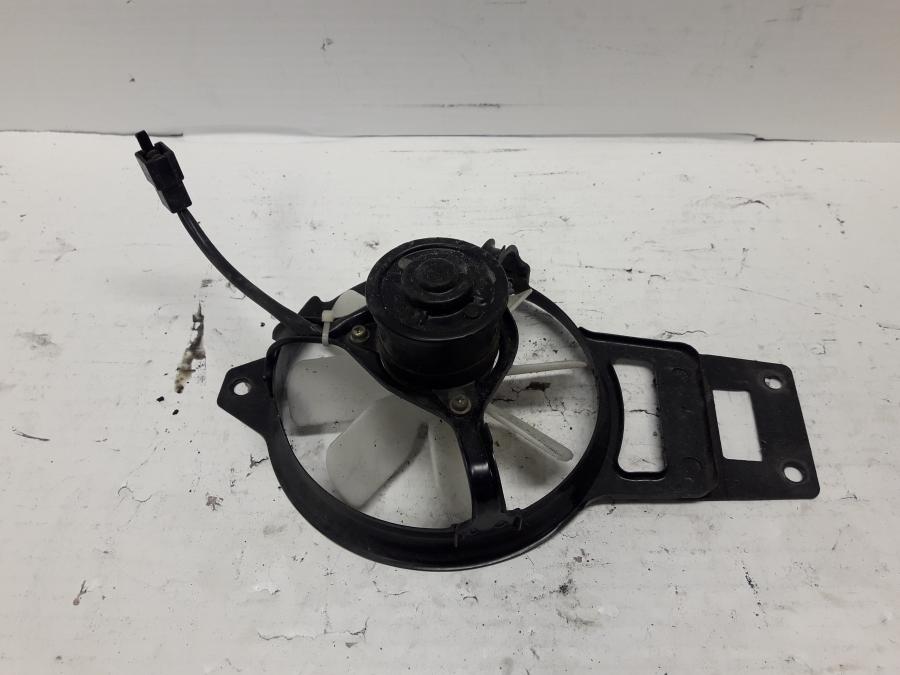 Framsidan på Vattenkylfläkt från en Kawasaki KLE 500 -2001 motorcykel.