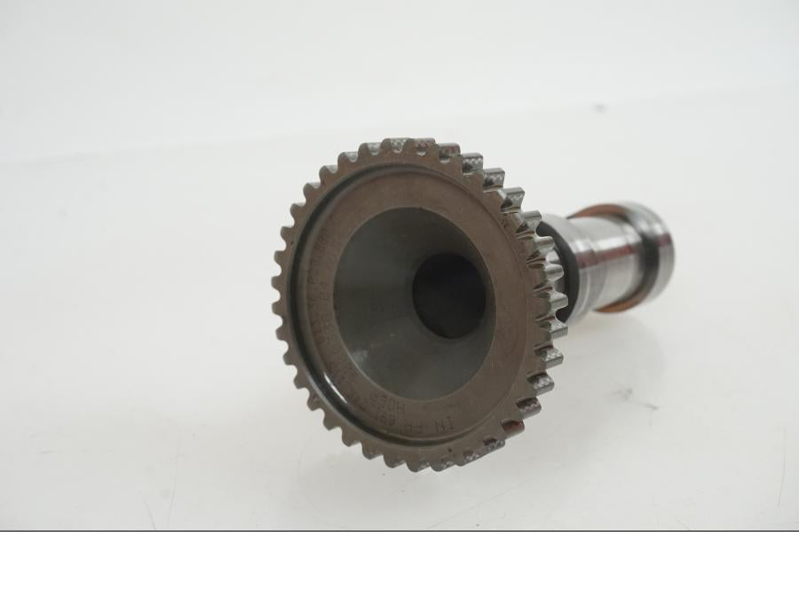 Baksidan på Kamaxel från en KTM 1290 Super Duke R -2021 motorcykel.