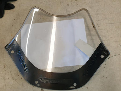 Baksidan på Vindruta från en Suzuki GSF 1200 -2000 motorcykel.