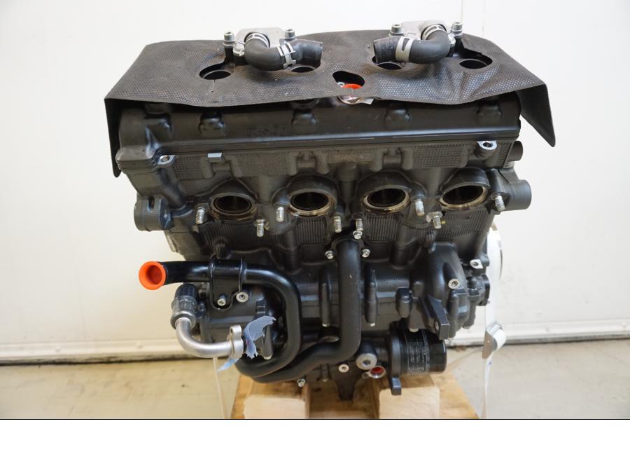 Höger sida på Motor från en Yamaha MT-10 -2022 motorcykel.