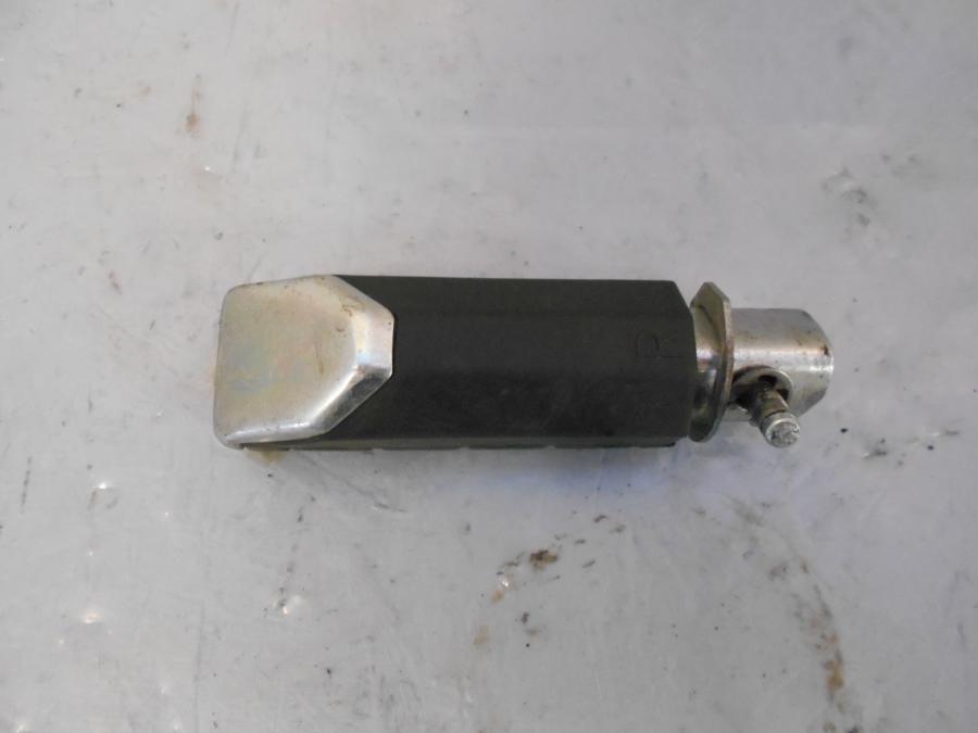 Baksidan på Fotpinne från en Yamaha YS 125 -2017 motorcykel.