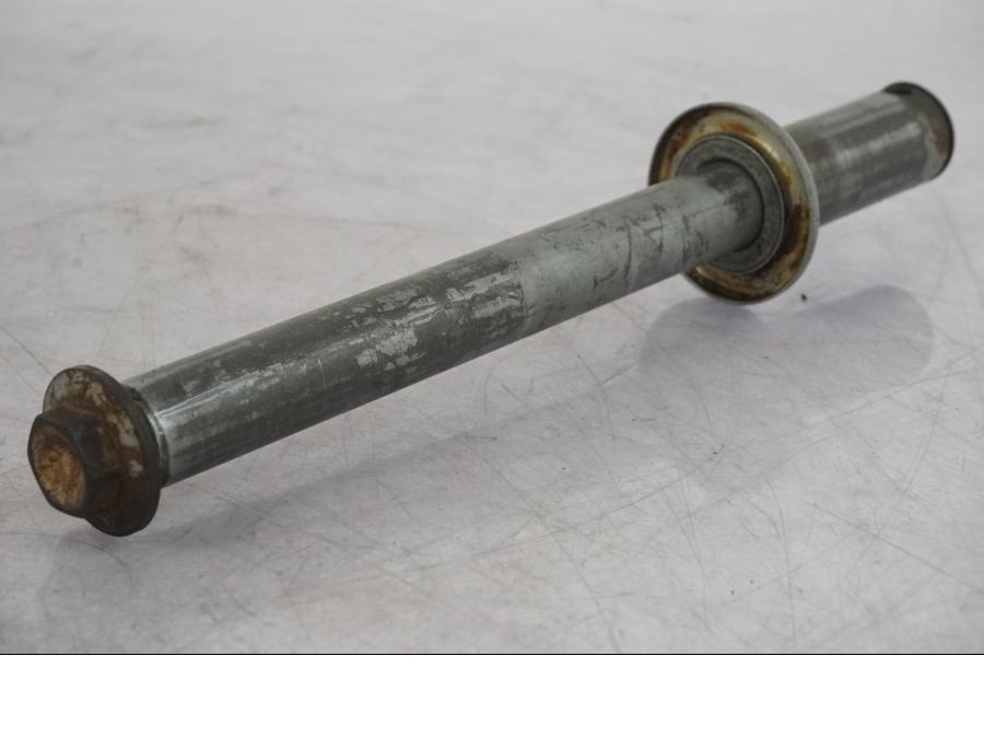 Baksidan på Axel från en BMW R 1100 GS -1998 motorcykel.