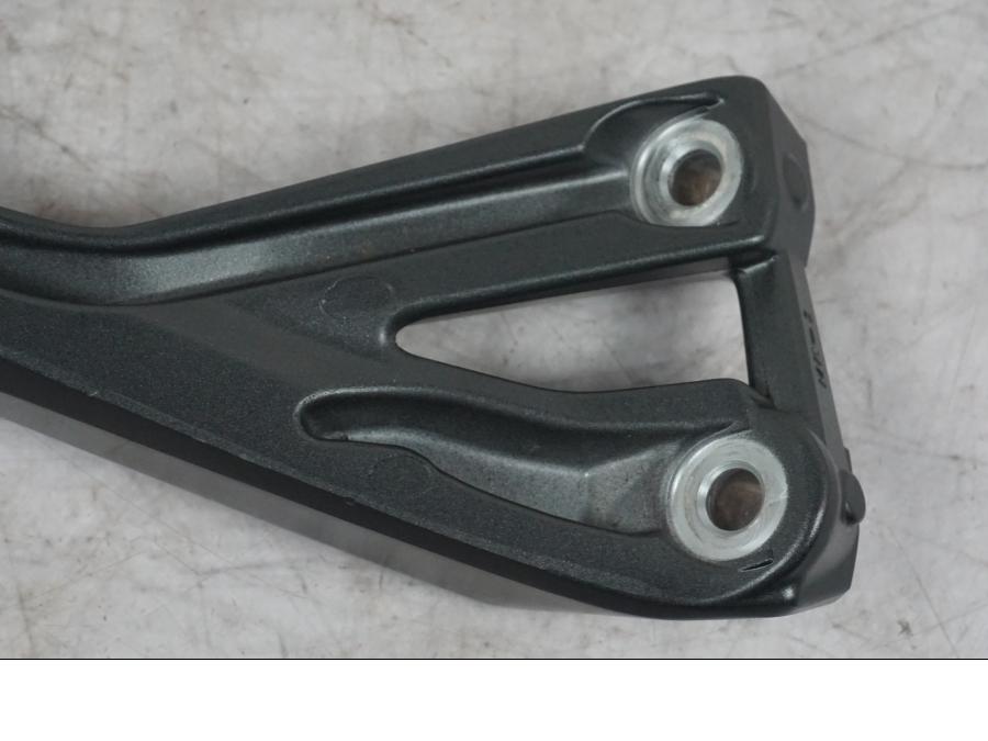 Vänster sida på Fotpinnefäste från en Yamaha MT-09 -2024 motorcykel.