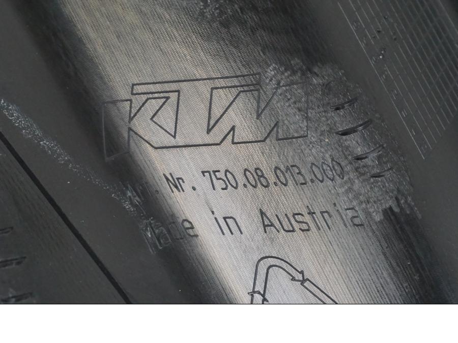 Snett nerifrån på Bakvinge från en KTM 690 SM R -2009 motorcykel.