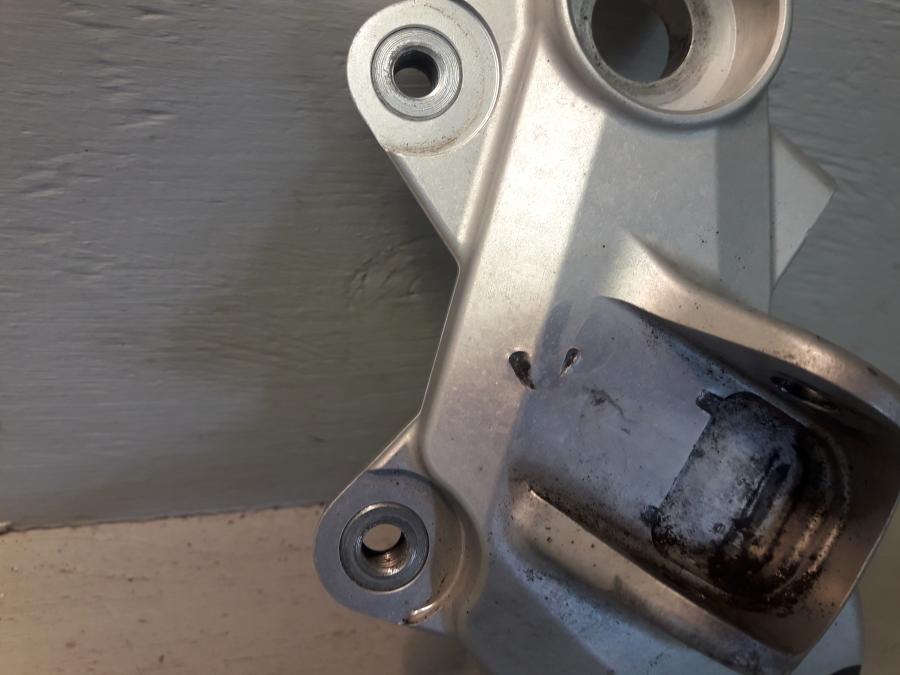 Framsidan på Fotpinnefäste från en KTM 690 Enduro -2015 motorcykel.