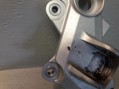 Framsidan på Fotpinnefäste från en KTM 690 Enduro -2015 motorcykel.