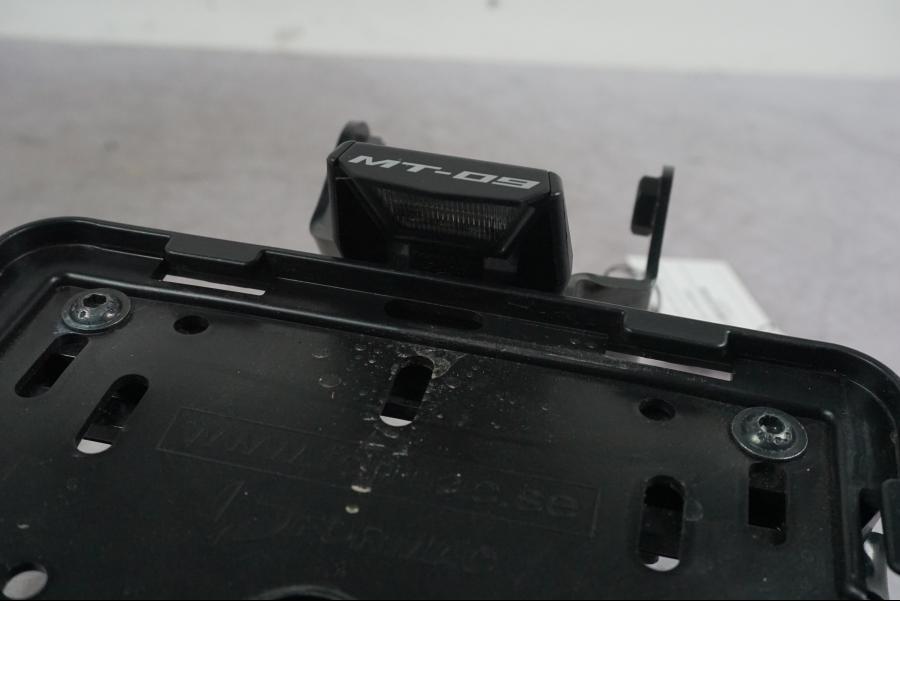 Höger sida på Skylthållare från en Yamaha MT-09 -2024 motorcykel.