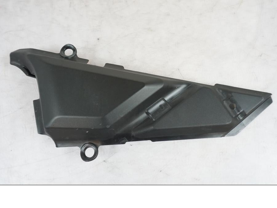 Framsidan på Sidopanel från en Triumph Tiger 1200 -2018 motorcykel.