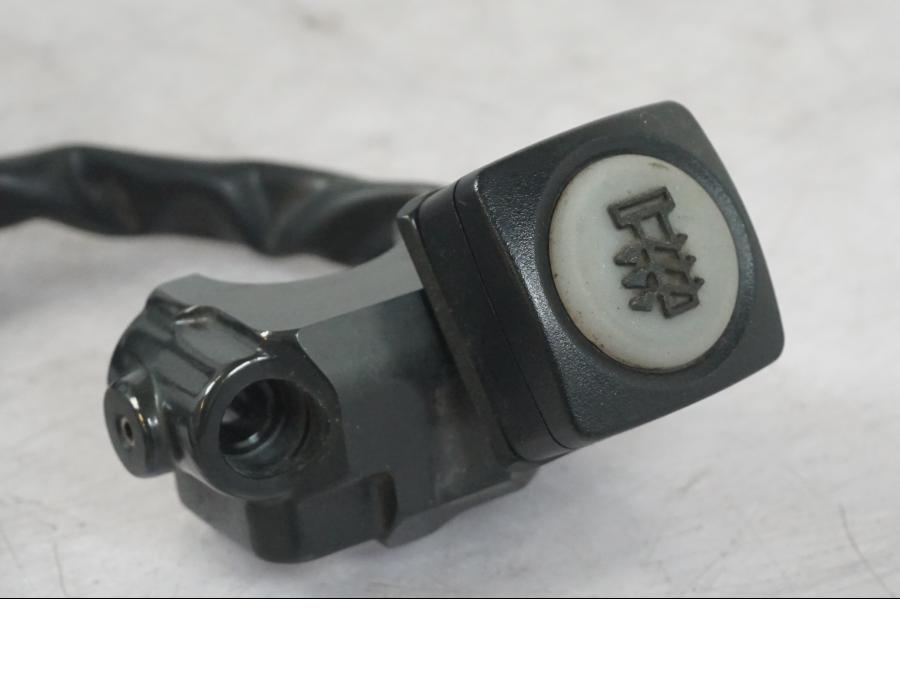 Baksidan på Värmehandtagsreglage från en Triumph Tiger Explorer -2013 motorcykel.