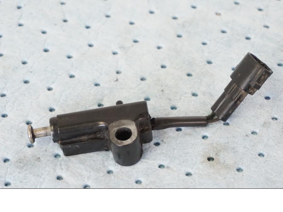 Vänster sida på Sidostödsbrytare från en Suzuki GSX-R 1000 -2008 motorcykel.