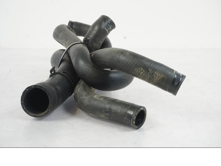 Höger sida på Vattenkyl Slang Set från en KTM 1290 Super Duke R -2022 motorcykel.