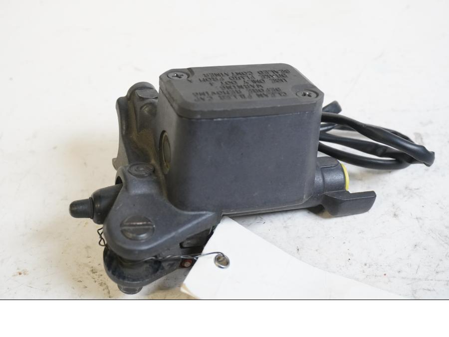 Framsidan på Bromshuvudcylinder från en BMW F 650 CS -2003 motorcykel.