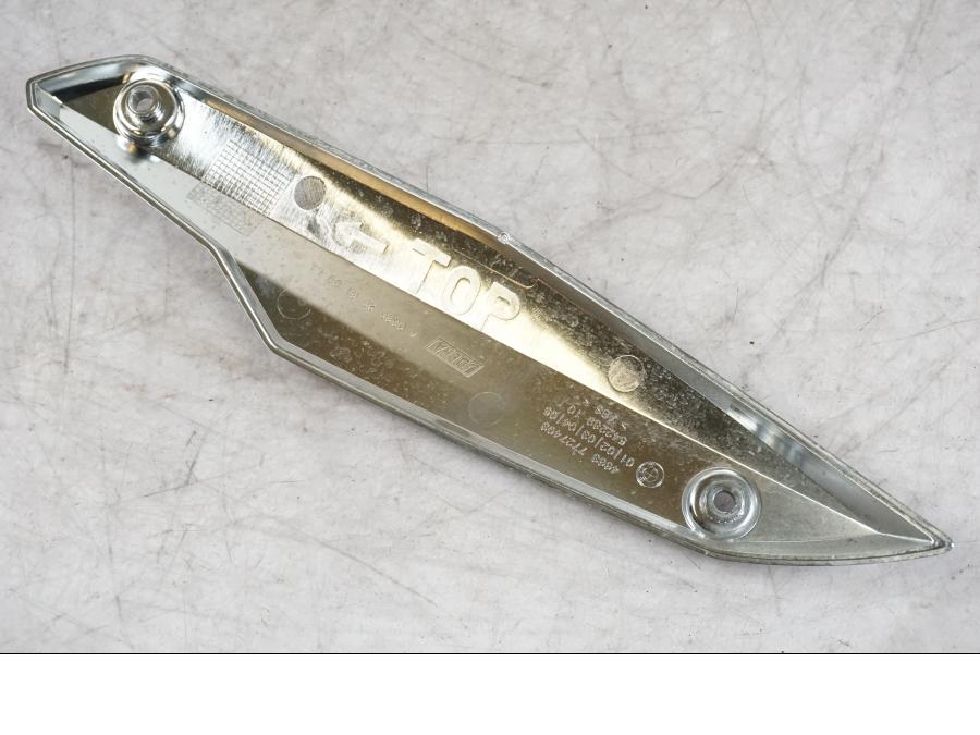 Vänster sida på Vindrutefäste från en BMW K 1600 GTL -2015 motorcykel.