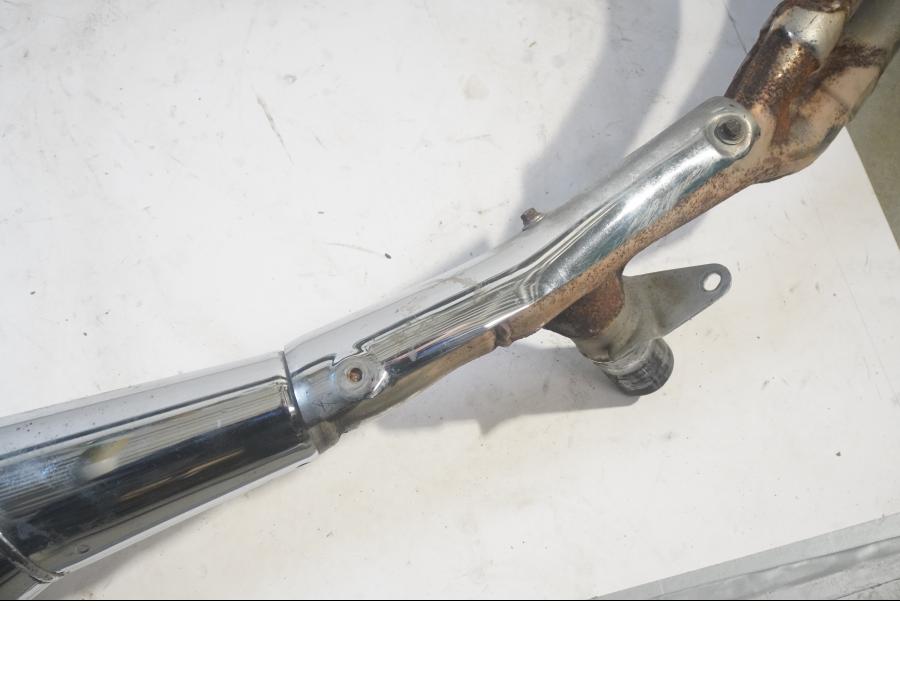 Vänster sida på Avgassystem från en Honda CB 750 SF -1993 motorcykel.