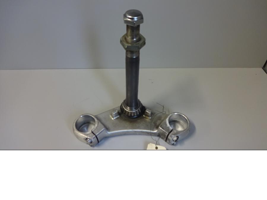 Framsidan på Gaffelkrona från en Triumph Thunderbird 900 -2001 motorcykel.