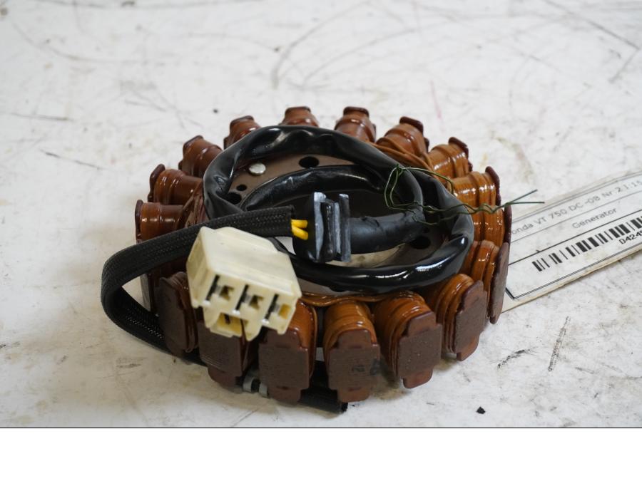 Framsidan på Generator från en Honda VT 750 -2008 motorcykel.