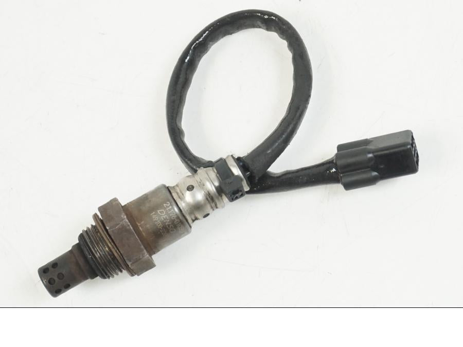 Snett uppifrån på Lambdasond från en Kawasaki ER-6F -2016 motorcykel.